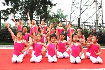 最新幼兒舞蹈展示，歡樂的自然美景探索之旅